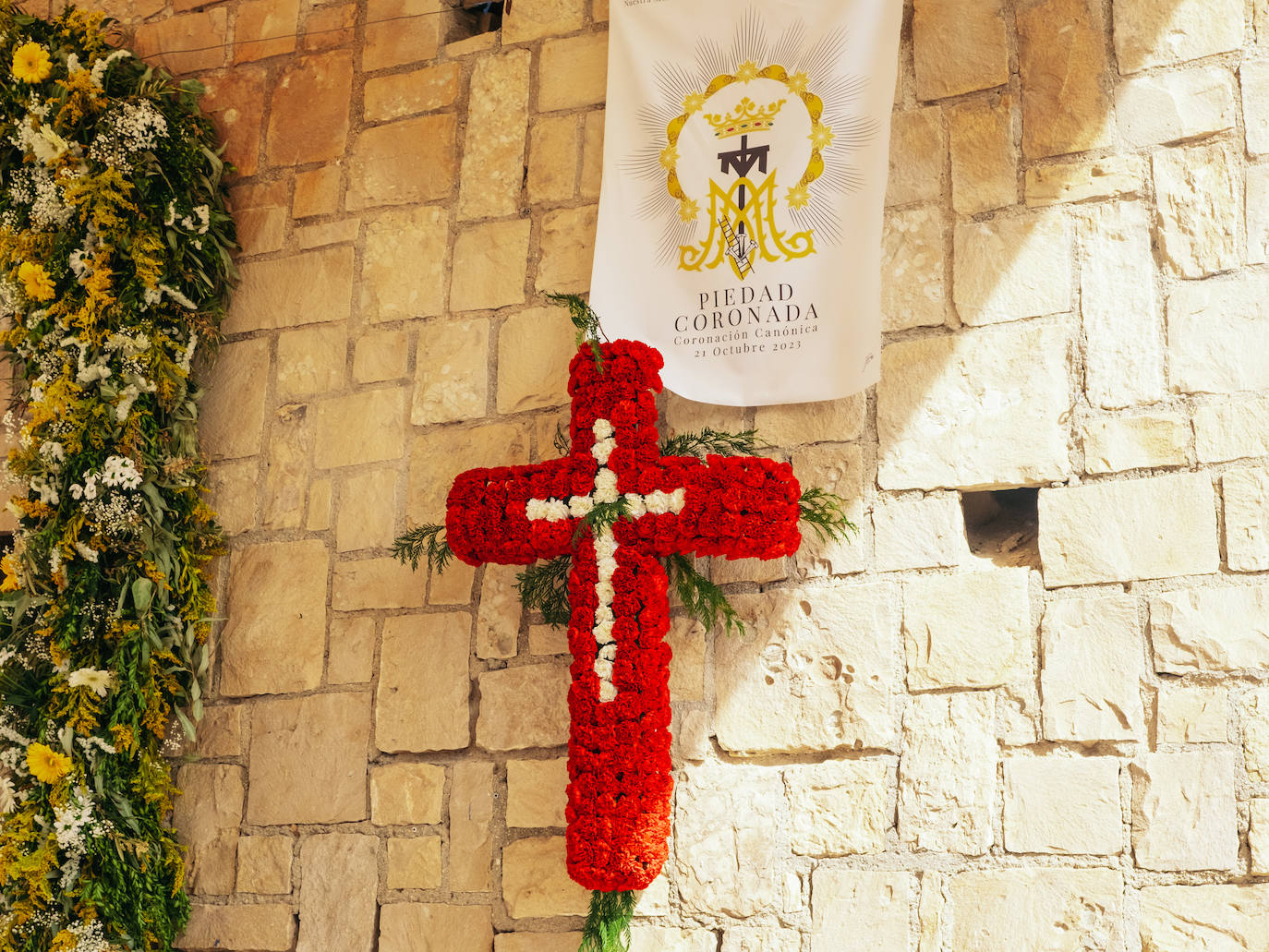 Las calles de Alicante se engalanan con motivo de las Fiestas de las Cruces de Mayo