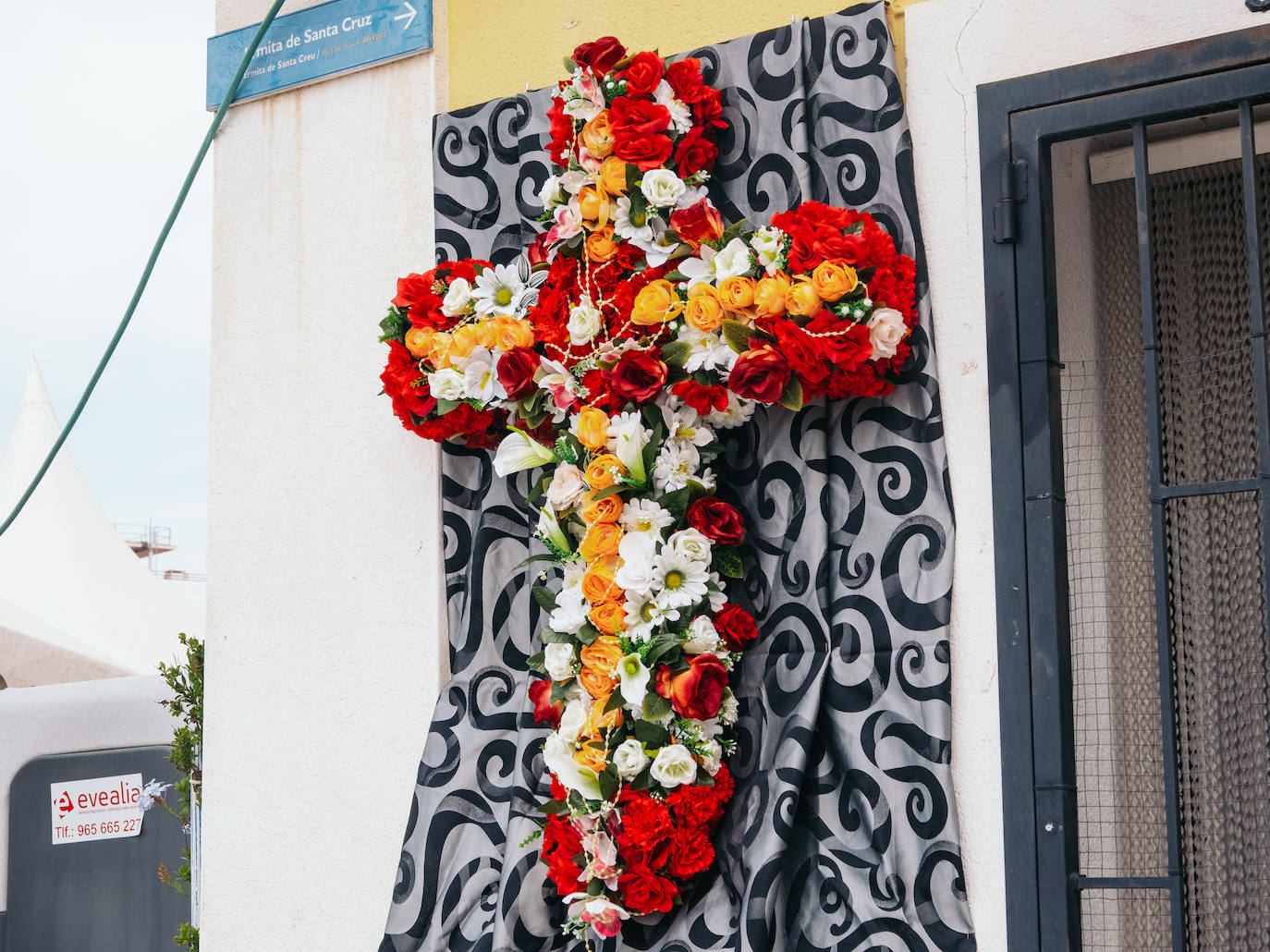 Las calles de Alicante se engalanan con motivo de las Fiestas de las Cruces de Mayo