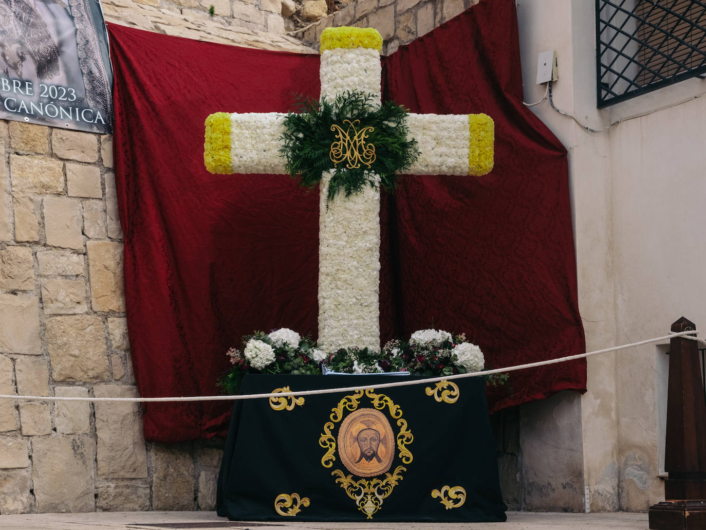 Las calles de Alicante se engalanan con motivo de las Fiestas de las Cruces de Mayo