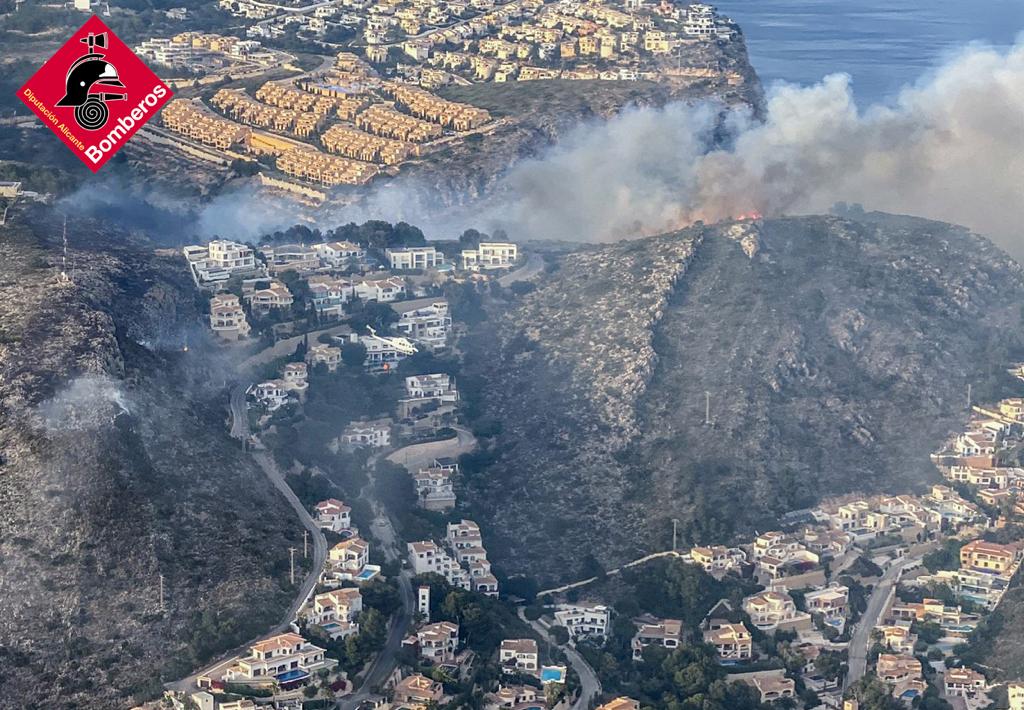 Vista aérea del fuego.