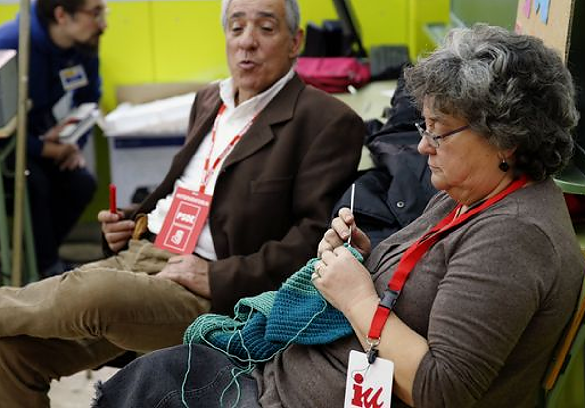 Dos interventores durante unas elecciones.