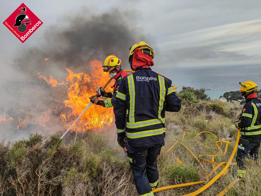 Las imágenes del incendio forestal en la cala Llabeig de Teulada
