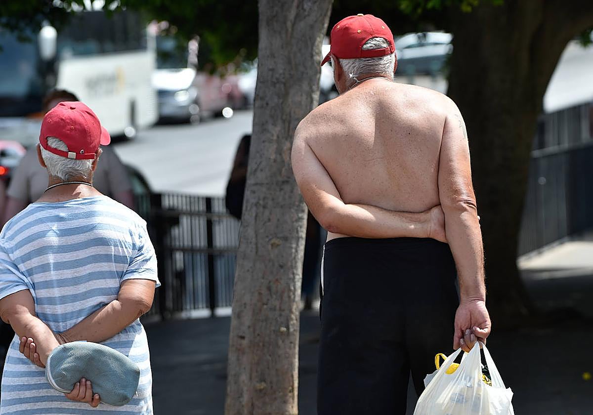 Una pareja pasea en una jornada de mucho calor