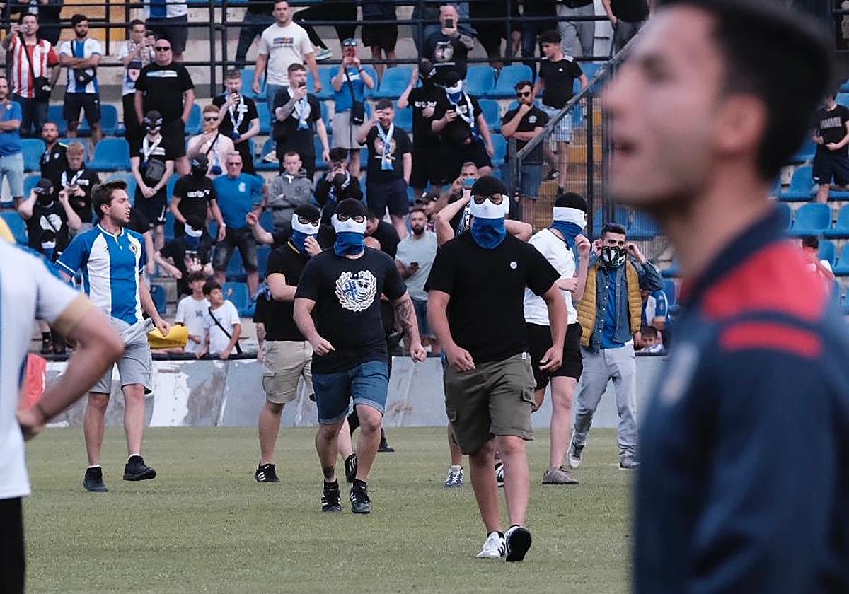Imagen de los encapuchados nada más terminar el partido en el terreno de juego