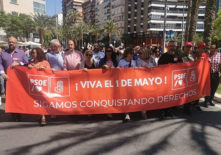 Imagen principal - Manifestantes durante las protestas del uno de mayo