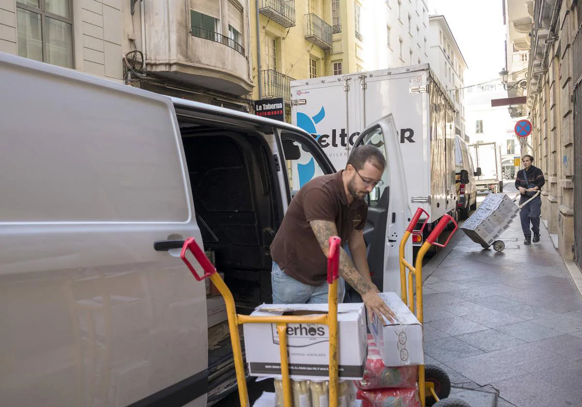 Transportista descargando producto en Alicante