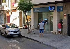 Sucursal bancaria de la calle Orihuela atracada este martes.