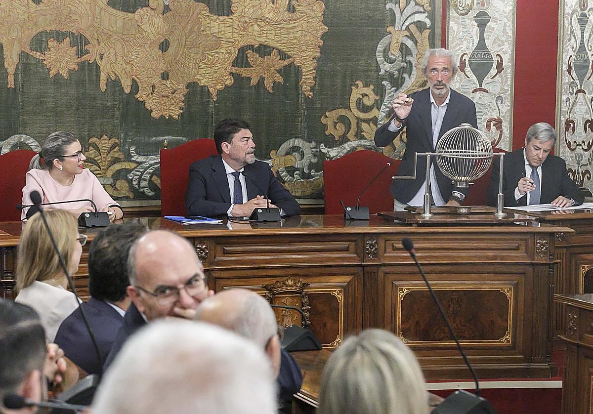 Momento del sorteo de presidentes y vocales para las mesas electorales.