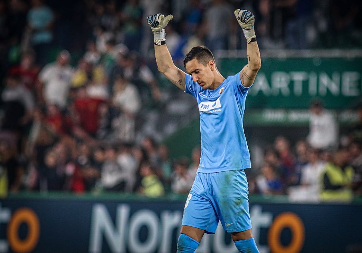 Edgar Badía celebra una victoria en el Martínez Valero