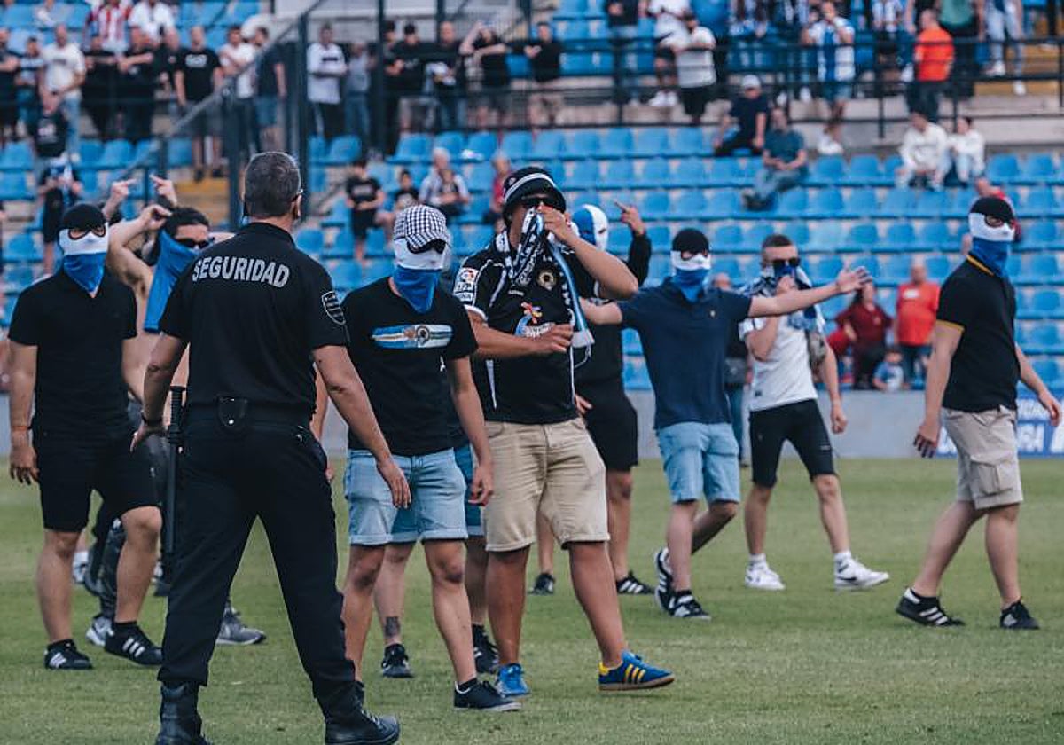 Aficionados del Hércules invaden el Rico Pérez para increpar a los jugadores