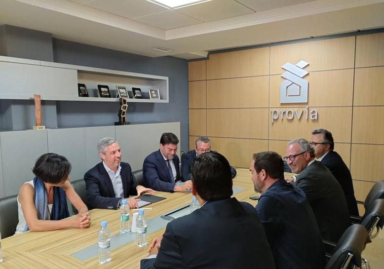 Reunión de Luis Barcala, Toni Pérez y el vicesecretario de Economía del PP, Juan Bravo, junto con miembros de Provia