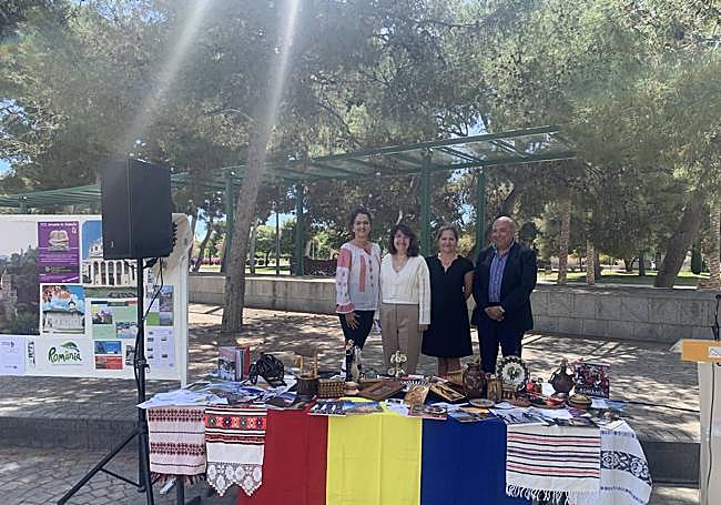 La vicerrectora de Cultura, Cata Iliescu, la rectora de la UA, Amparo Navarro, la cónsul de Rumanía, Irina Marin, y el decano de Filosofía y Letras, José María Ferri.