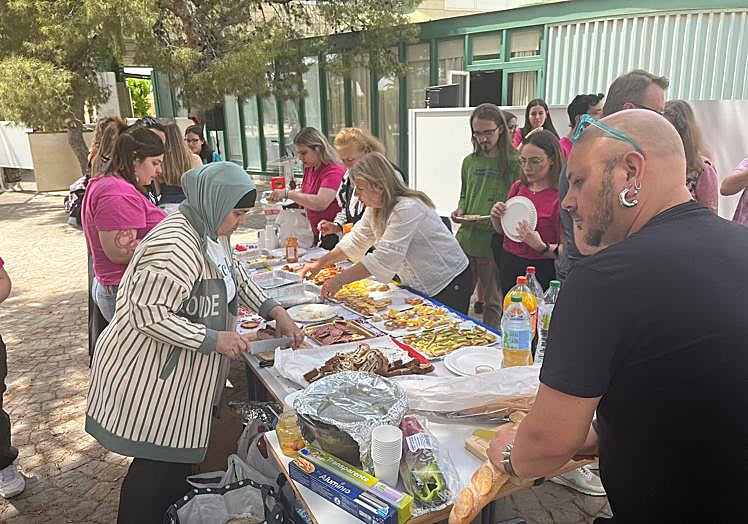 Imagen principal - 1. Estudiantes degustan comida rumana | 2. Plato de 'Cozonac', postre rumano | 3. Pinchos de 'Ceafă afumată si brânză telemea'