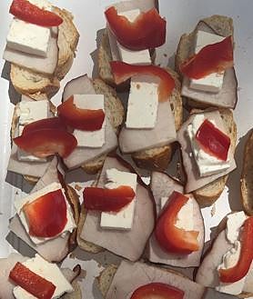 Imagen secundaria 2 - 1. Estudiantes degustan comida rumana | 2. Plato de 'Cozonac', postre rumano | 3. Pinchos de 'Ceafă afumată si brânză telemea'