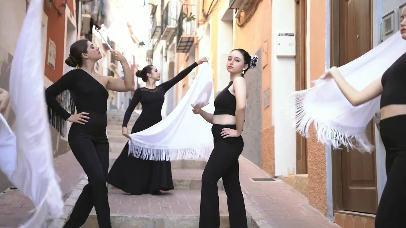 Una escena de baile en las calles de la Vila Joiosa