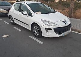 Uno de los vehículos apedreados