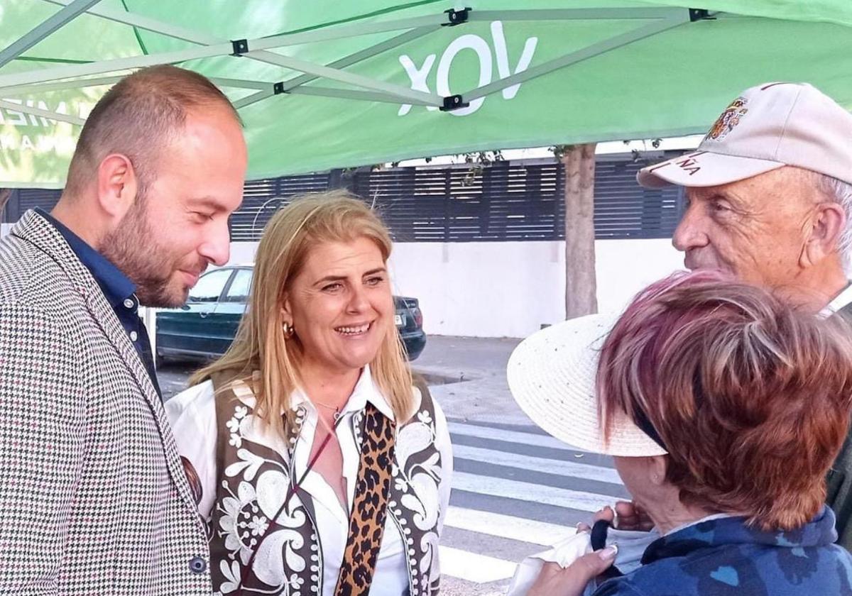 La candidata de Vox, Carmen Robledillo, en una parada informativa con vecinos de Alicante.