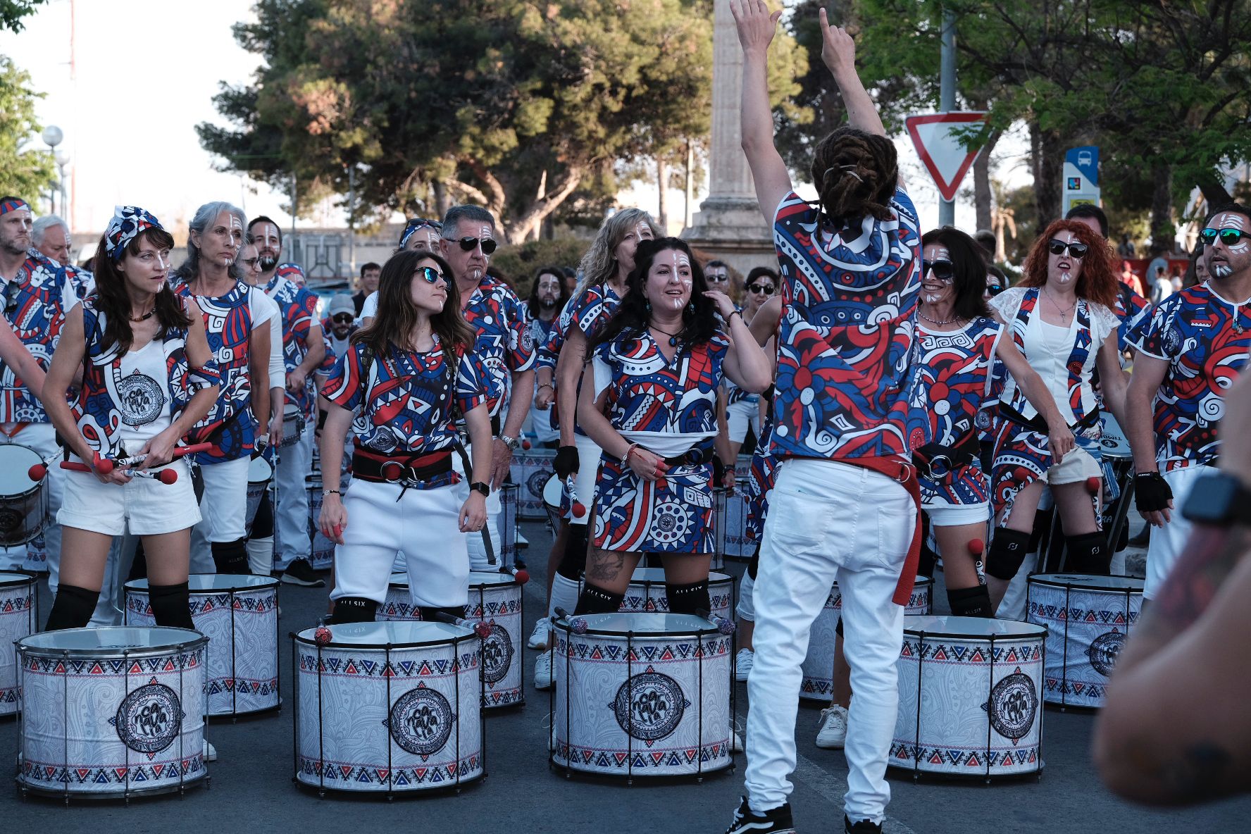 Alacant Desperta llena el monte Tossal de ritmo, color y diversión