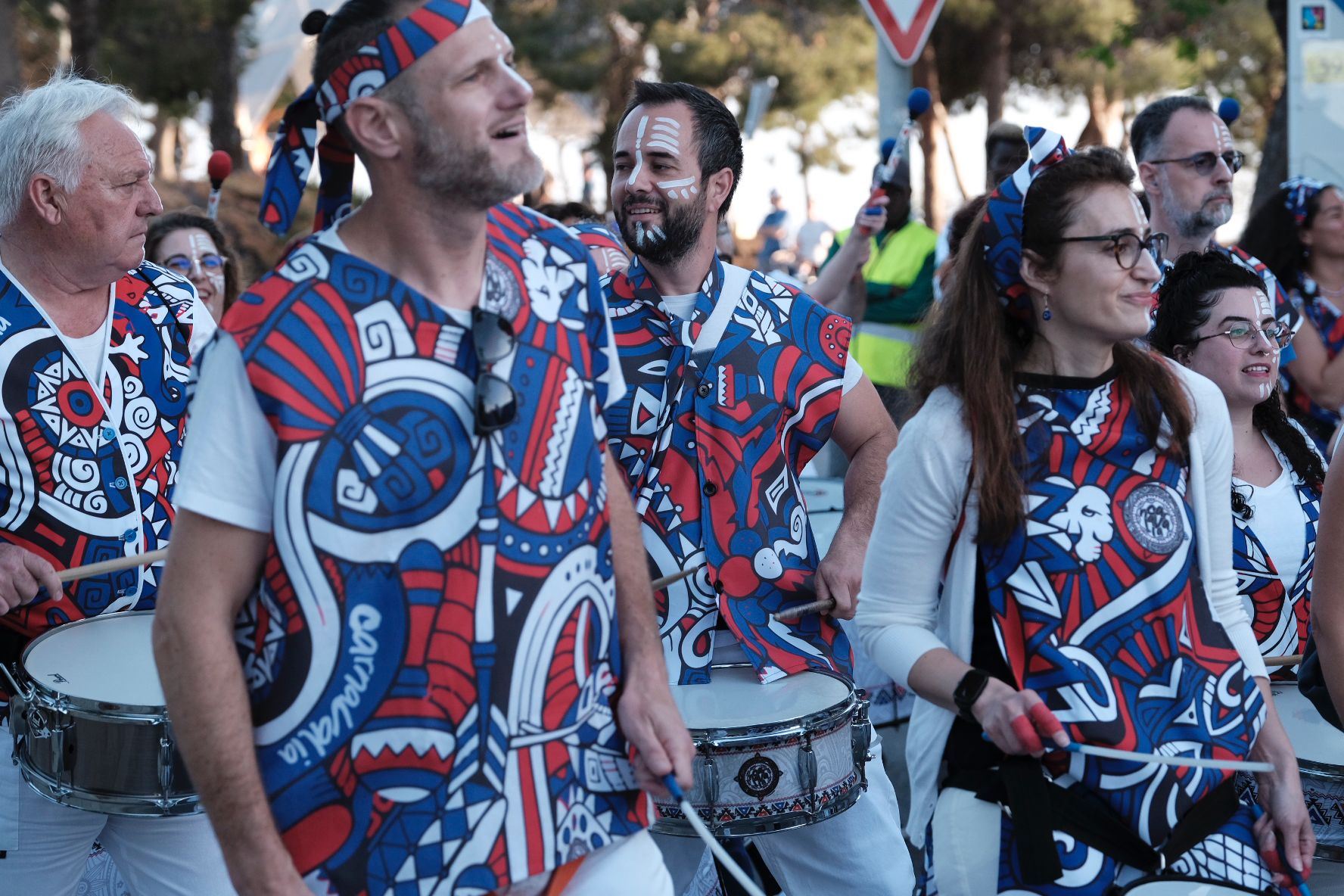 Alacant Desperta llena el monte Tossal de ritmo, color y diversión