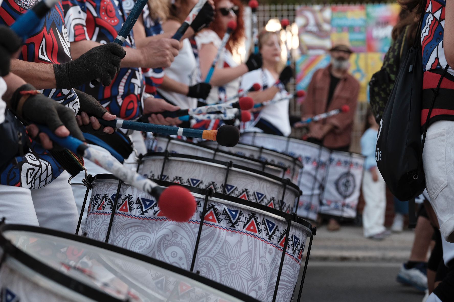 Alacant Desperta llena el monte Tossal de ritmo, color y diversión