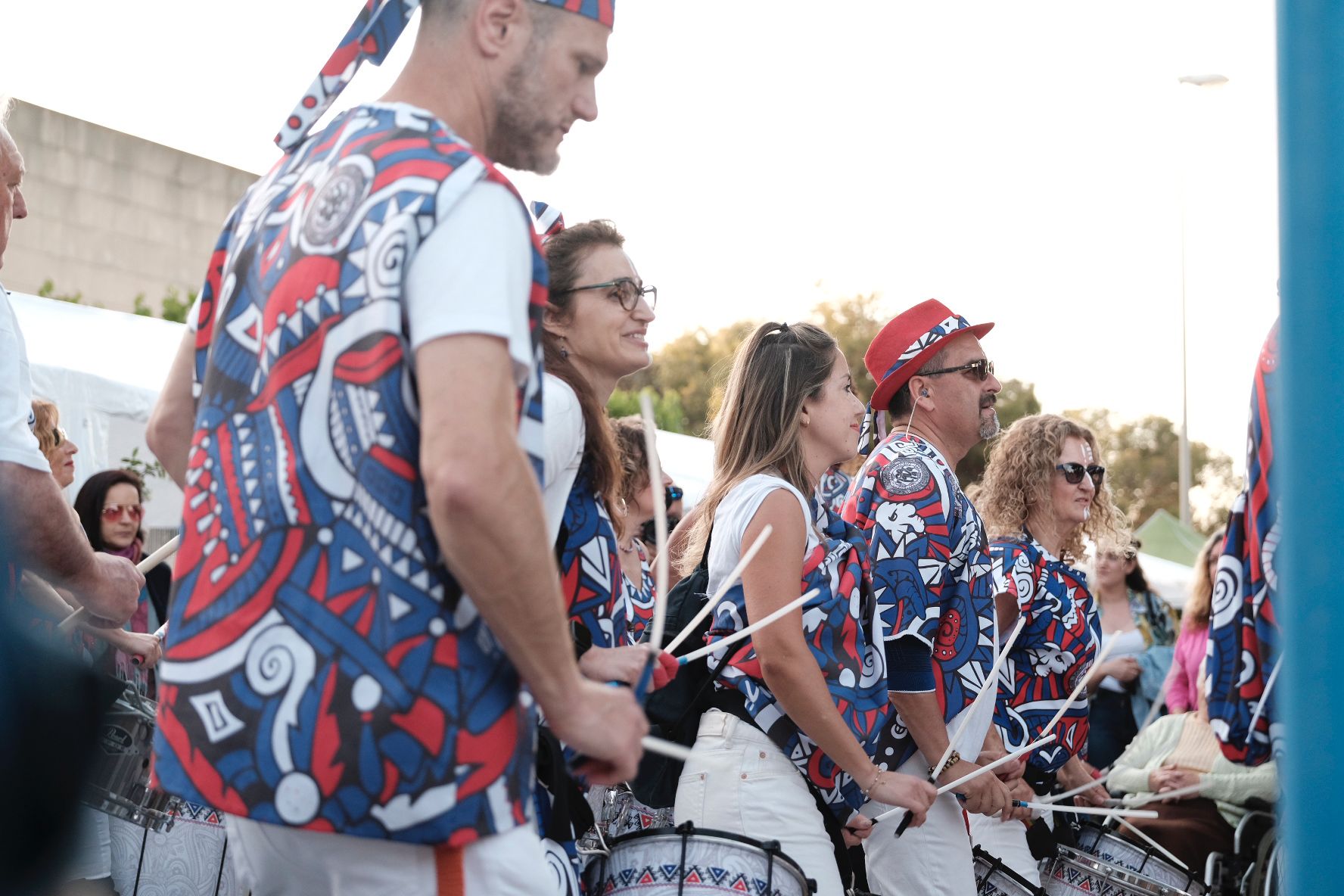 Alacant Desperta llena el monte Tossal de ritmo, color y diversión
