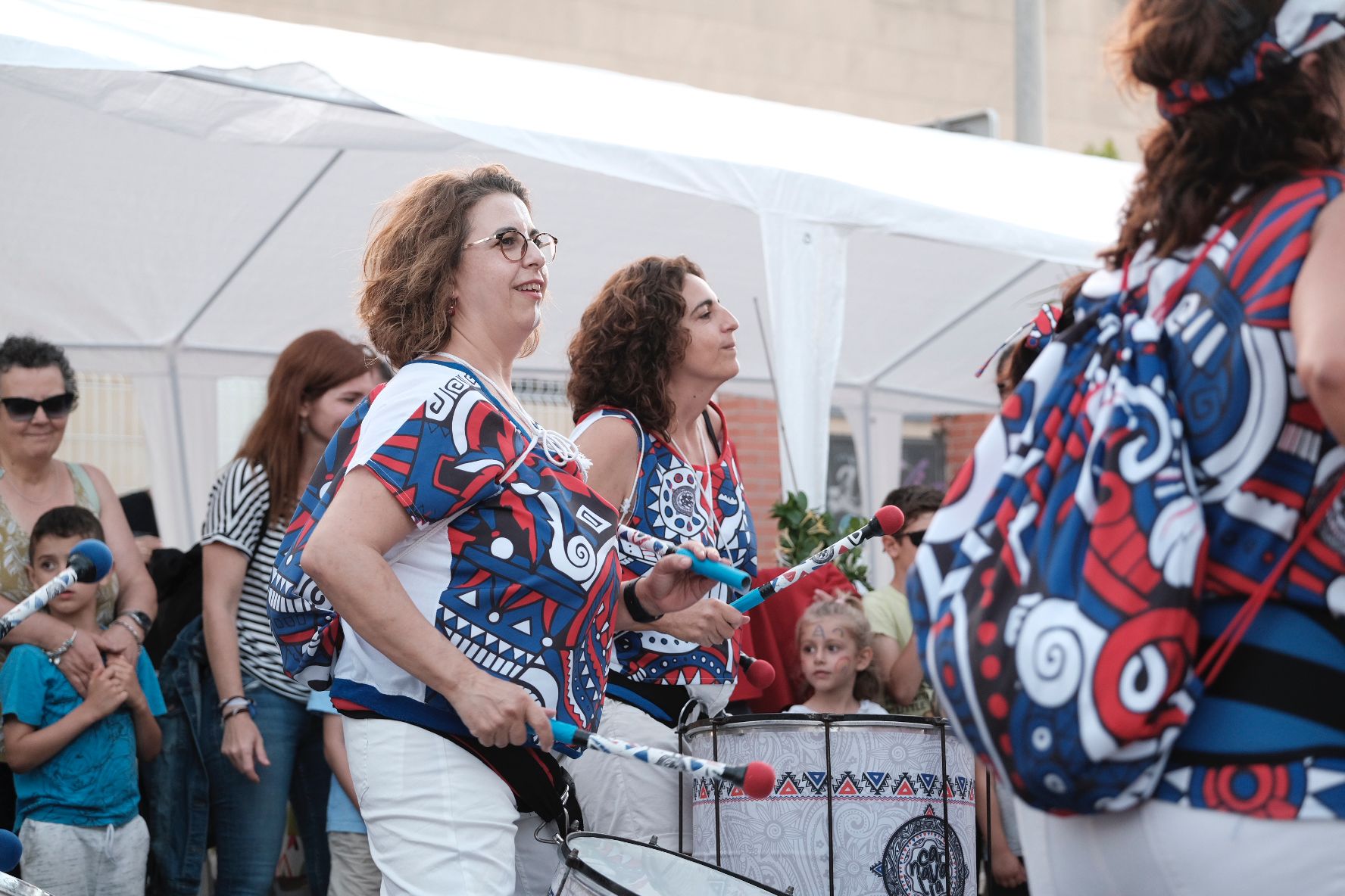 Alacant Desperta llena el monte Tossal de ritmo, color y diversión