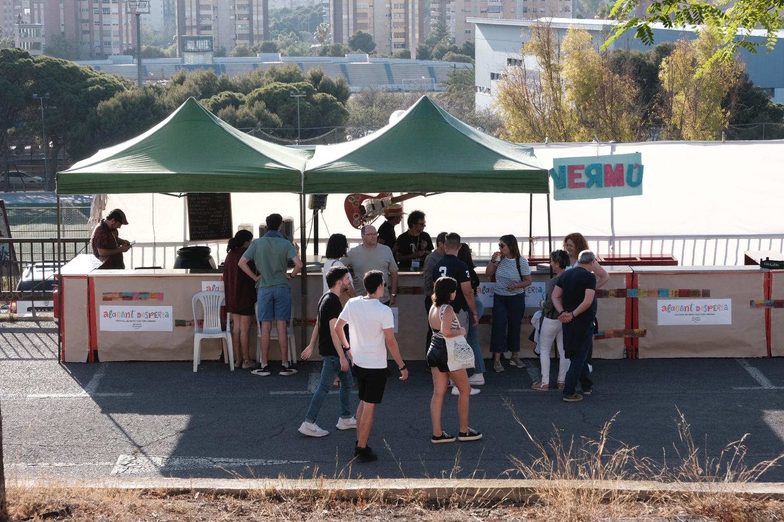Alacant Desperta llena el monte Tossal de ritmo, color y diversión