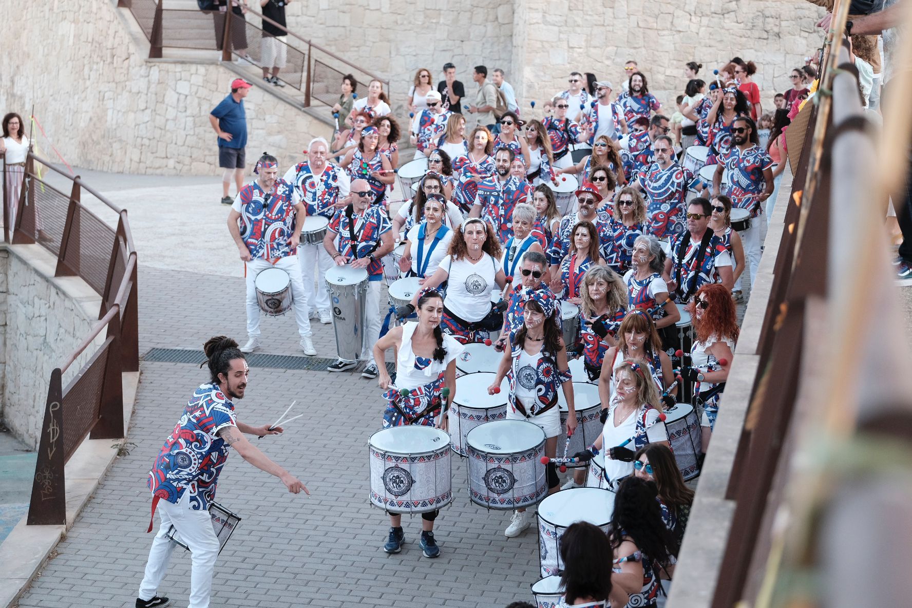 Alacant Desperta llena el monte Tossal de ritmo, color y diversión