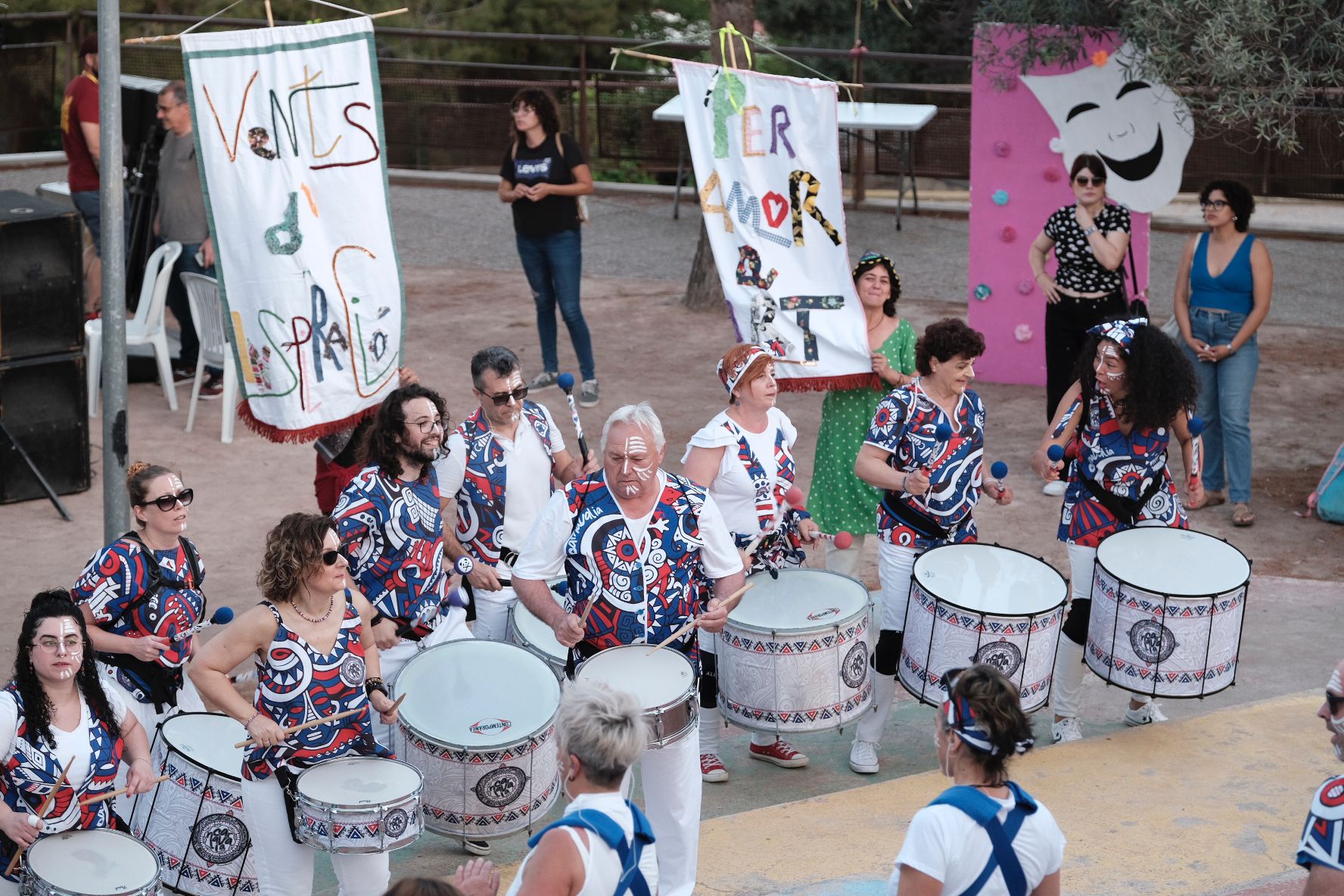 Alacant Desperta llena el monte Tossal de ritmo, color y diversión