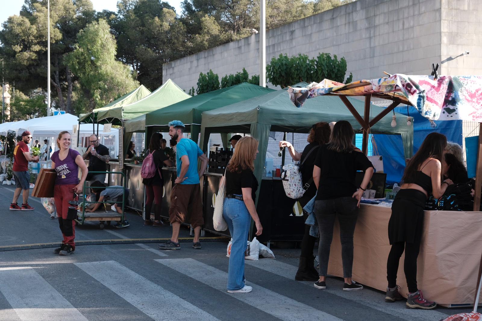 Alacant Desperta llena el monte Tossal de ritmo, color y diversión