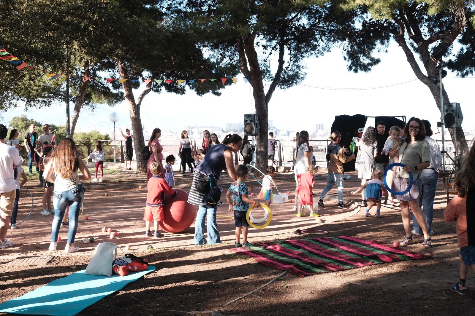 Alacant Desperta llena el monte Tossal de ritmo, color y diversión