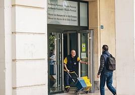 La entrada de la Audiencia Provincial de Alicante