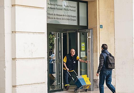 La entrada de la Audiencia Provincial de Alicante