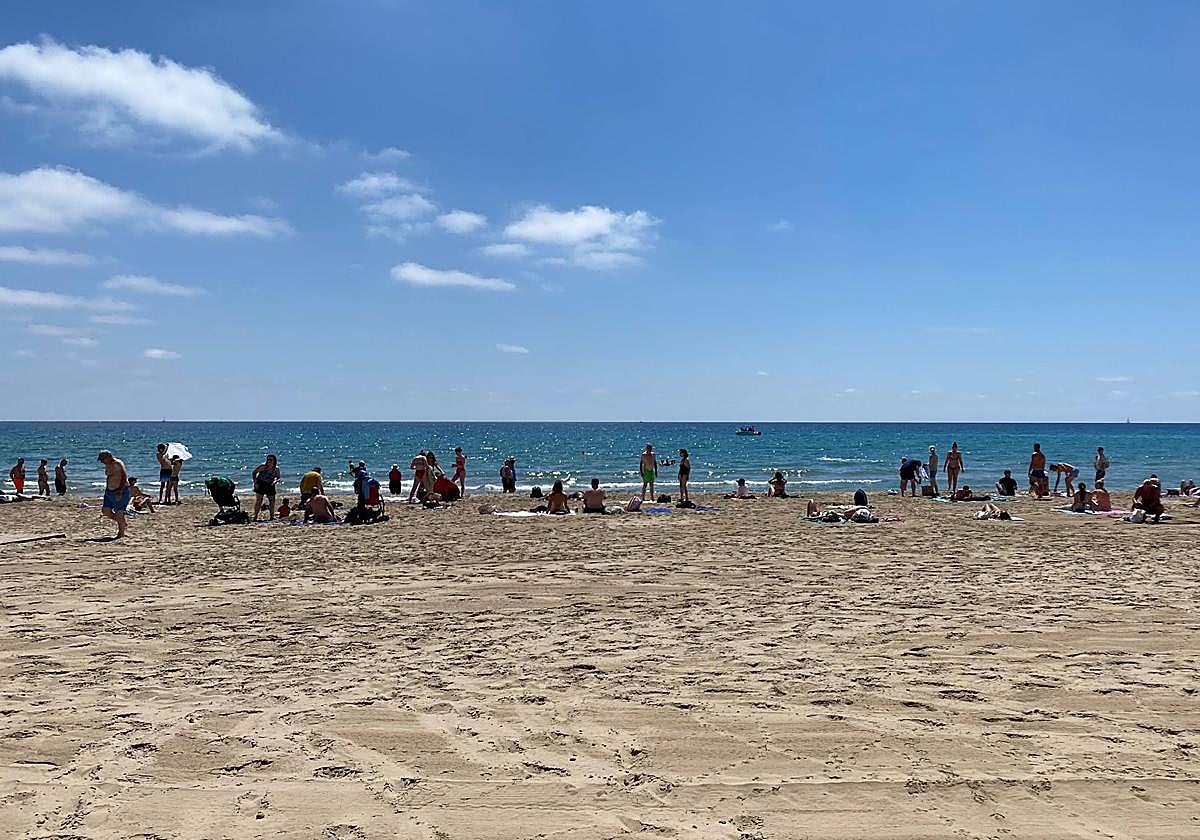 Bañistas en la playa del Postiguet