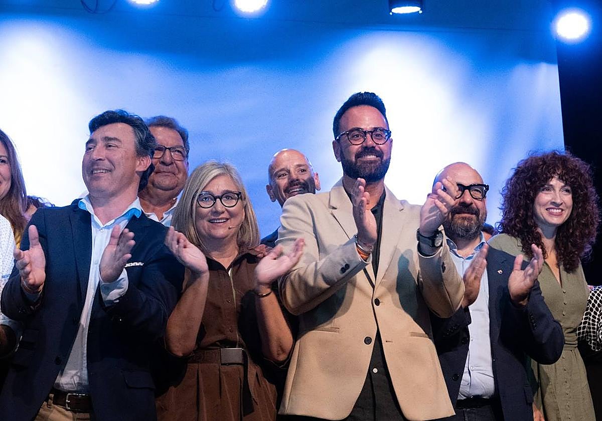 Candidatos y miembros de Ciudadanos, al finalizar la presentación.