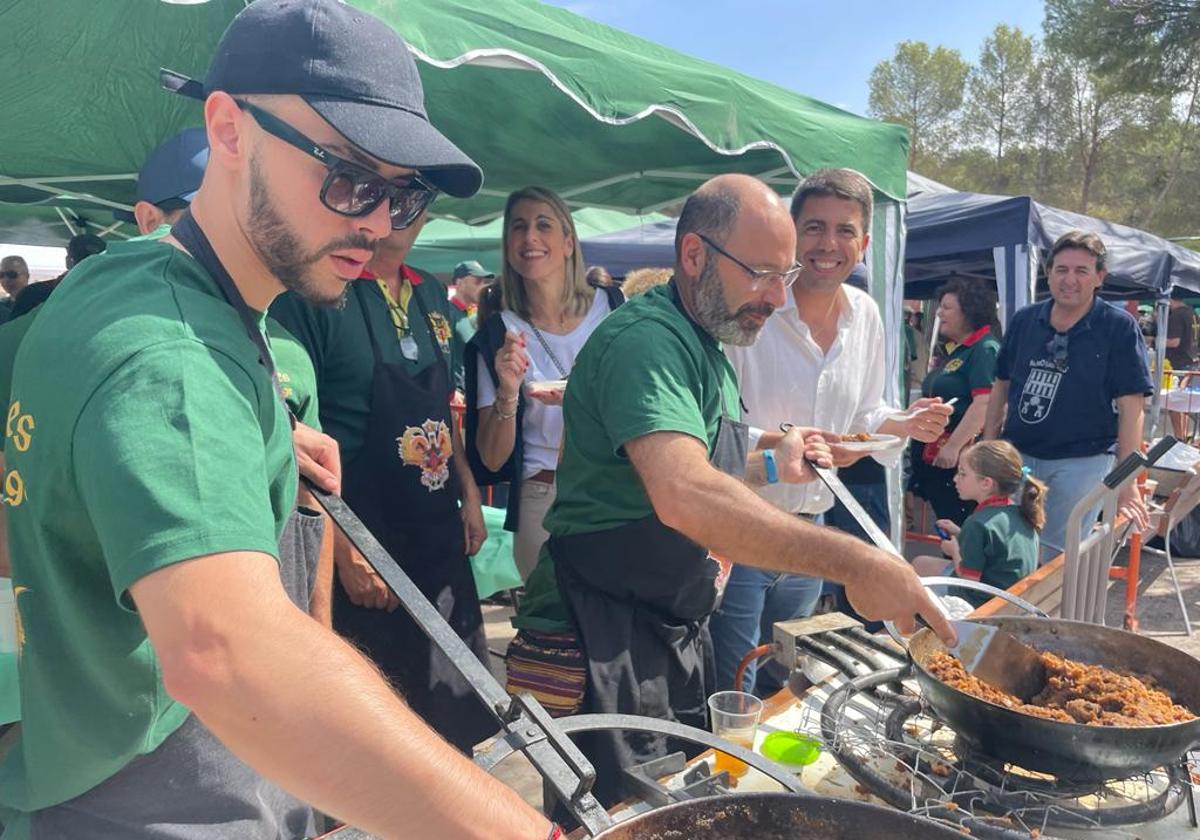 Carlos Mazón y la candidata a la Alcaldía de Crevillent, Lourdes Aznar, en el concurso de tapas de la localidad.