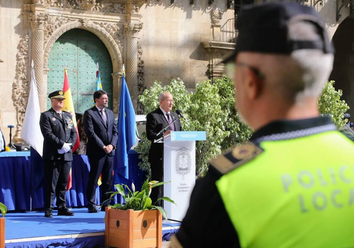 El alcalde, Luis Barcala; el concejal de Seguridad, José Ramón González, y el jefe de la Policía Local, José María Conesa, en el acto.