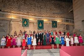 Las candidatas a reinas de las fiestas de Elche, con las autoridades, este viernes por la noche en el Palacio de Altamira