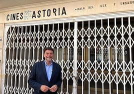 Barcala posa frente a los cines Astoria