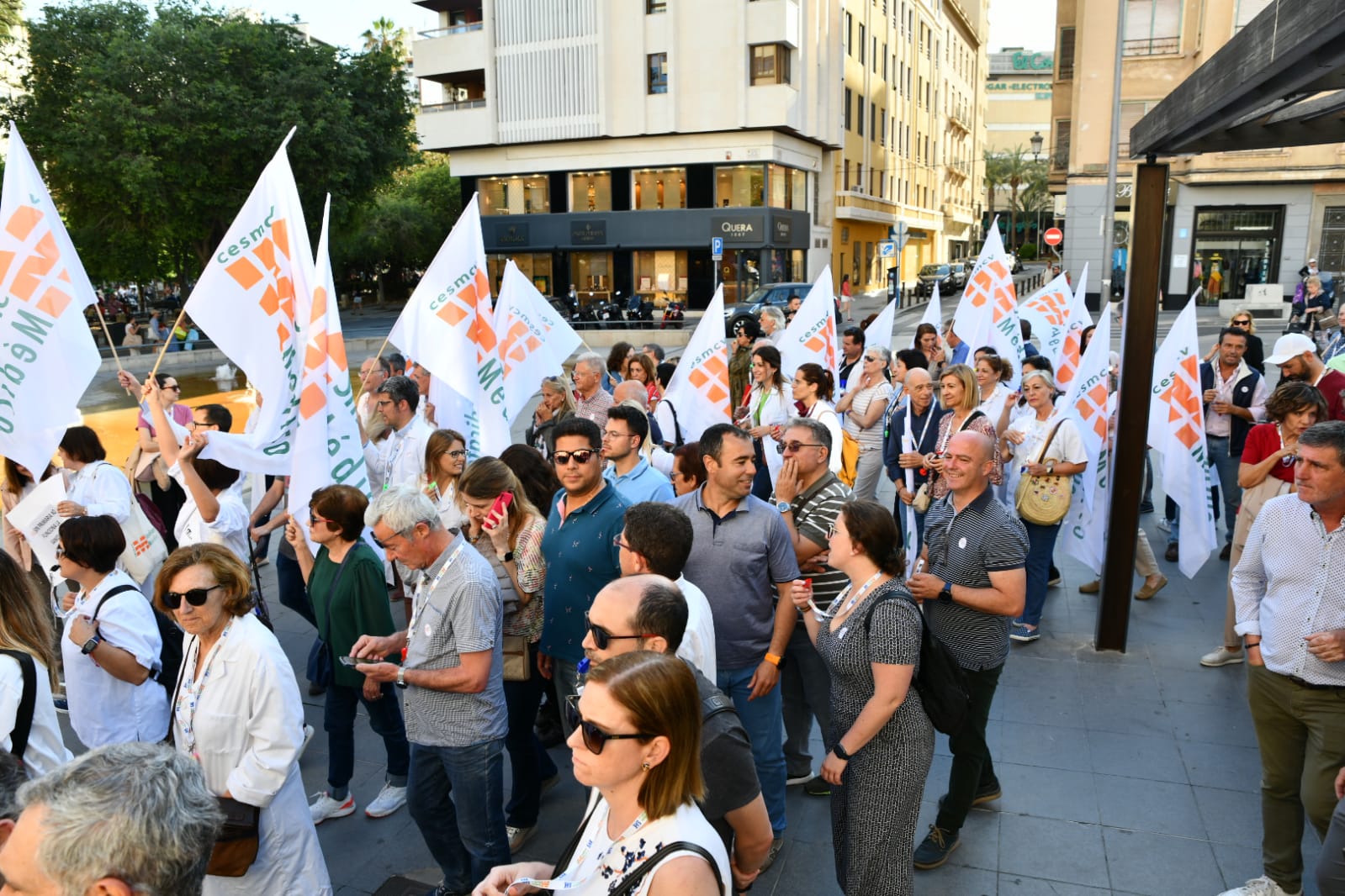 La protesta de médicos inunda las calles del centro de Alicante