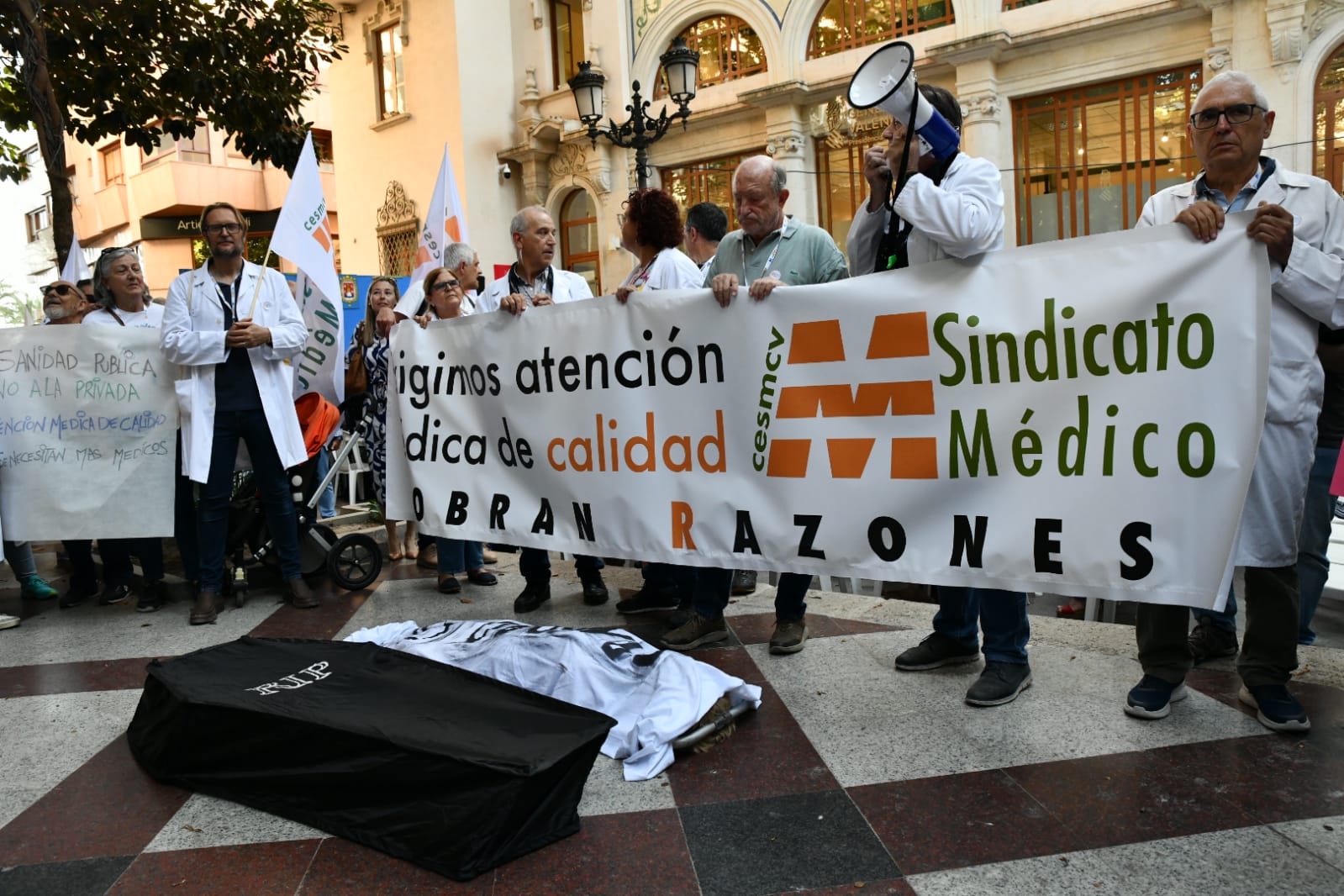 La protesta de médicos inunda las calles del centro de Alicante