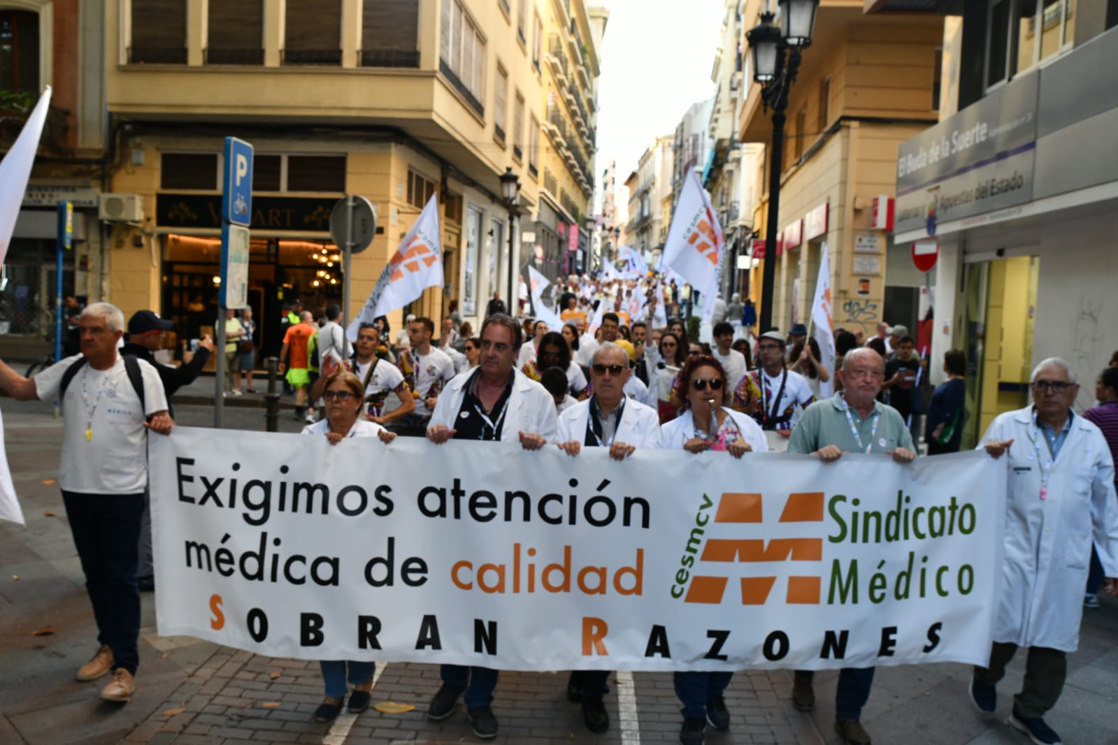 La protesta de médicos inunda las calles del centro de Alicante