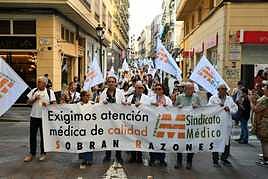Los manifestantes recorriendo las calles del centro de Alicante