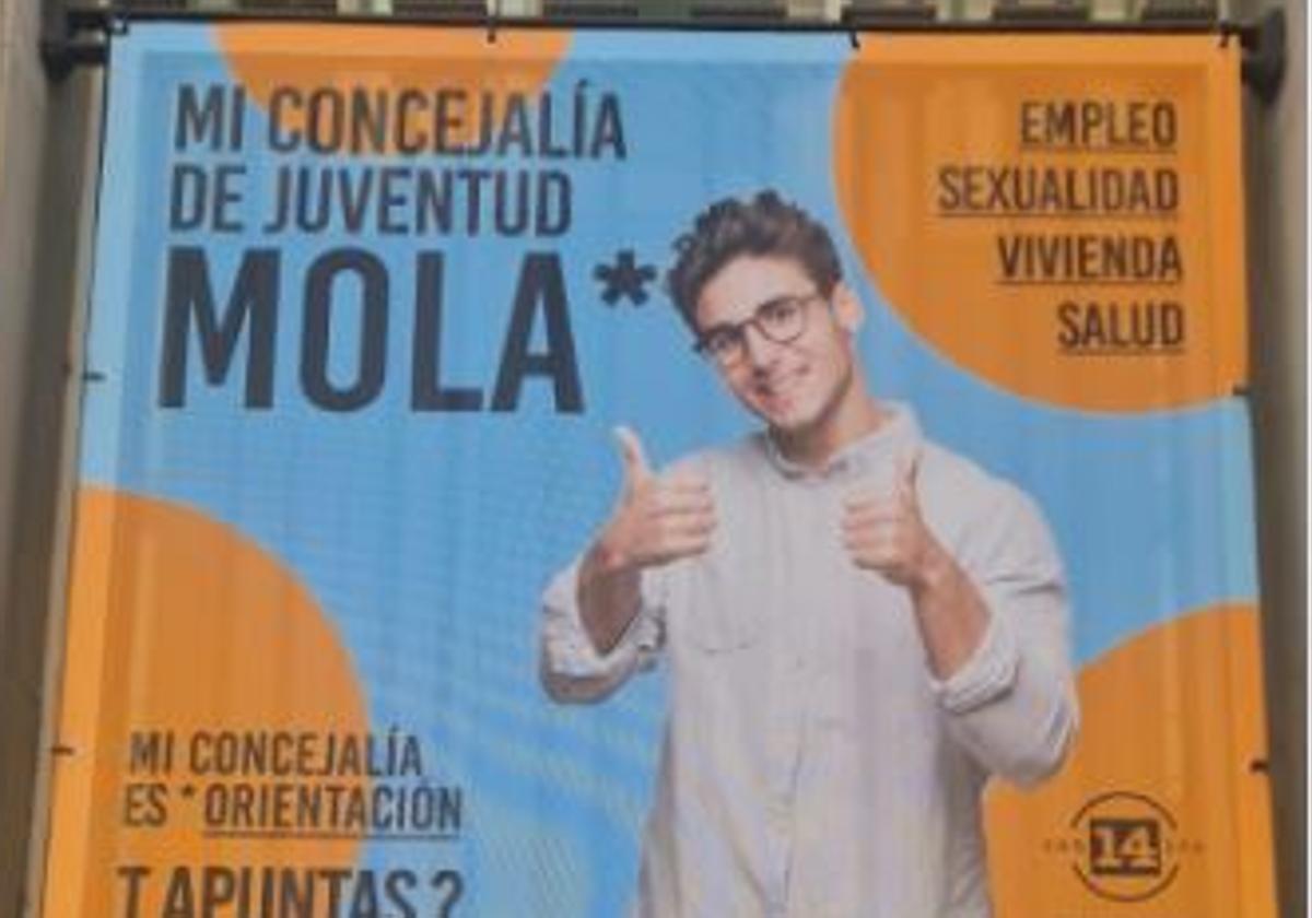 Lona desplegada en la Casa de la Festa con la campaña 'Mi Concejalía de Juventud mola'.