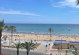 Bañistas disfrutan de los 27 grados en la playa del Postiguet de Alicante.