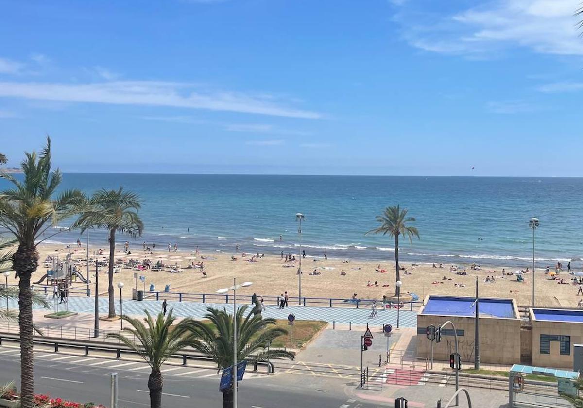 Bañistas disfrutan de los 27 grados en la playa del Postiguet de Alicante.