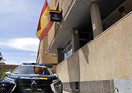 Un coche patrulla en la comisaría de Elda.