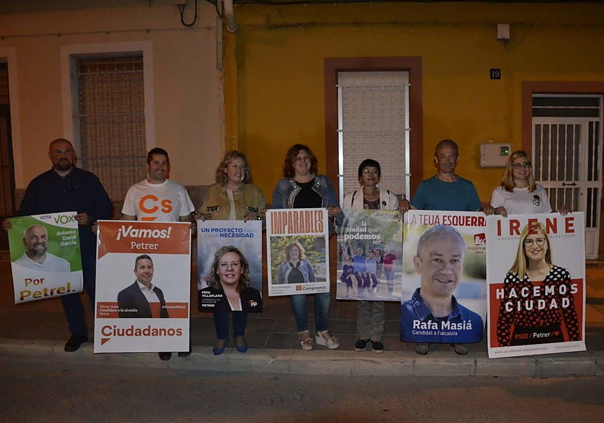 Los candidatos de las elecciones de 2019 en Petrer, con sus carteles electorales.