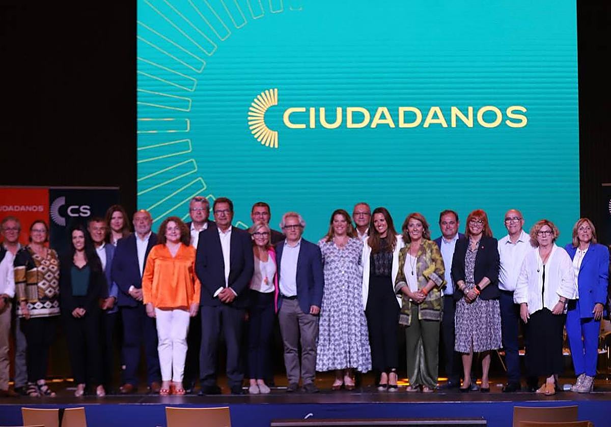 Candidatura de Ciudadanos a Les Corts, con la presidenta regional, Mamen Peris, y el secretario de Organización, Carlos Pérez-Nievas.