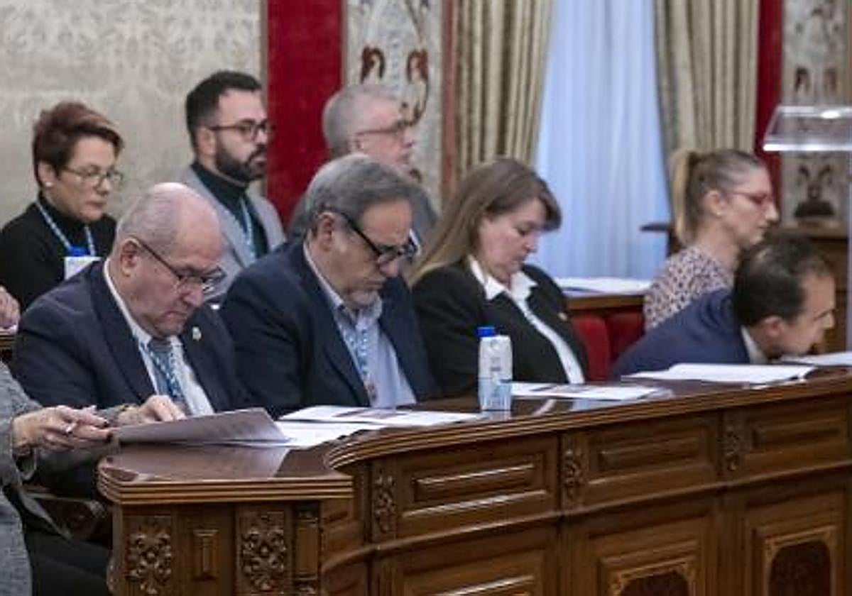 El concejal Manuel Jiménez, durante un pleno, con sus compañeros de Corporación.